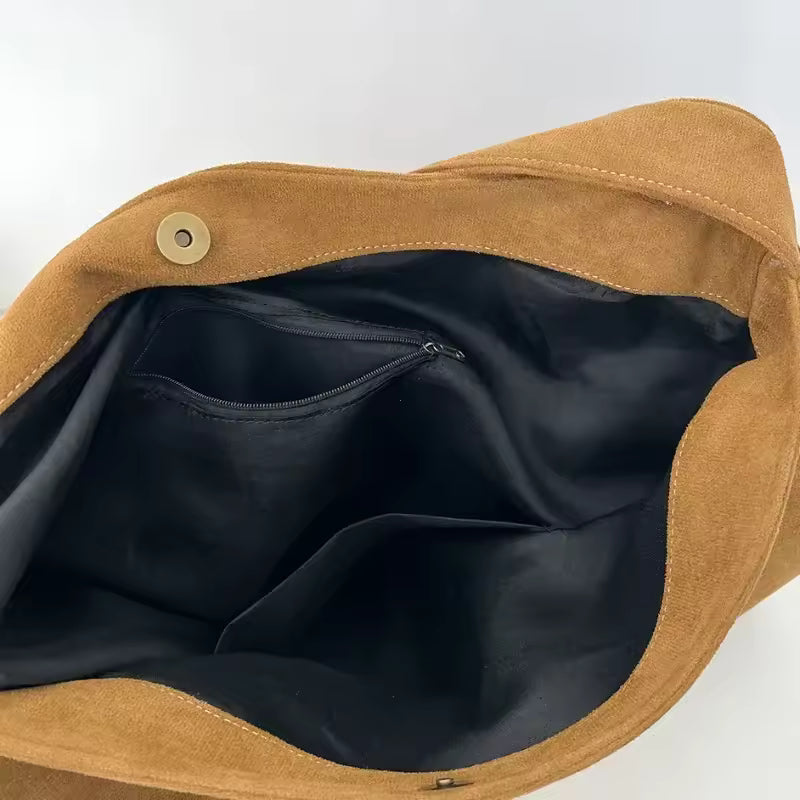 Wildledertasche mit besticktem Haustierporträt